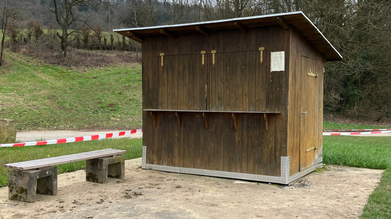 Neue Hütte am Sportplatz